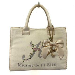 メゾンドフルール(Maison de FLEUR)のMaison de FLEUR(メゾンドフルール) トートバッグ - アイボリー×シルバー×マルチ フラワー/アルファベット(K) キャンバス(トートバッグ)