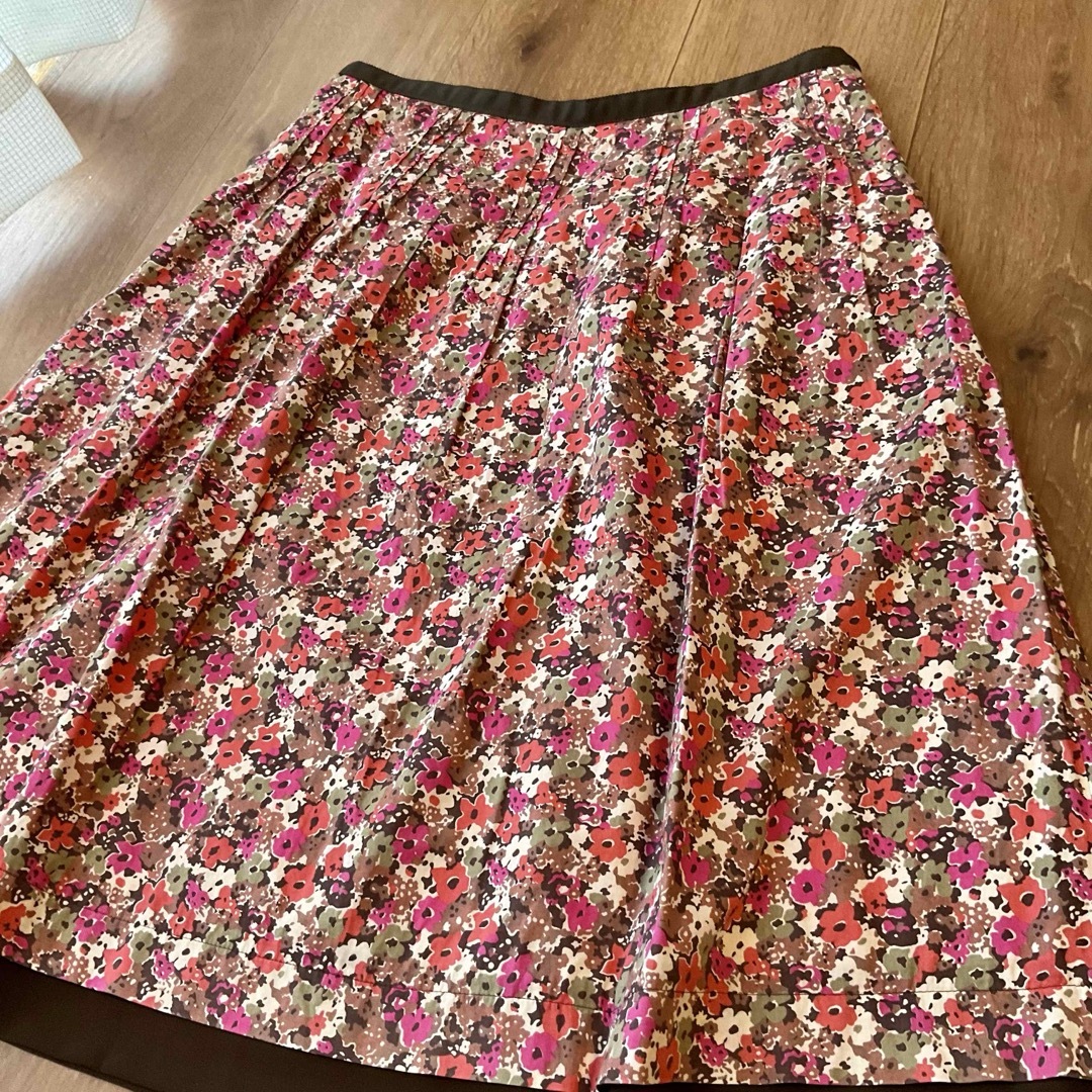 Aylesbury(アリスバーリー)のアリスバーリー　花柄　タック　フレアー　スカート　Mサイズ レディースのスカート(ひざ丈スカート)の商品写真