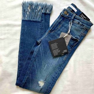 ザラ(ZARA)の【新品】ZARA Trafaluc  裾フリンジ　ダメージ　スキニーデニムパンツ(デニム/ジーンズ)