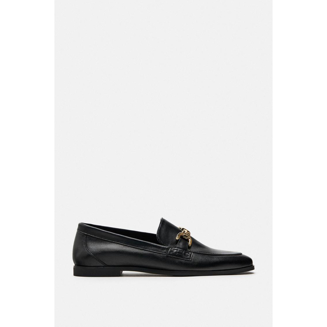 ZARA - ZARA チェーンディテール スプリットレザー ローファーの ZARA - ZARA チェーンディテール スプリットレザー ローファーの