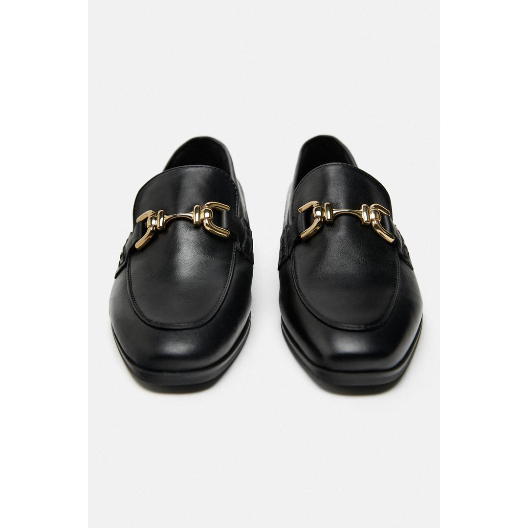 ZARA - ZARA チェーンディテール スプリットレザー ローファーの ZARA - ZARA チェーンディテール スプリットレザー ローファーの