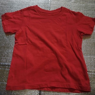 ユニクロ(UNIQLO)のユニクロ　赤　Tシャツ　110(Tシャツ/カットソー)