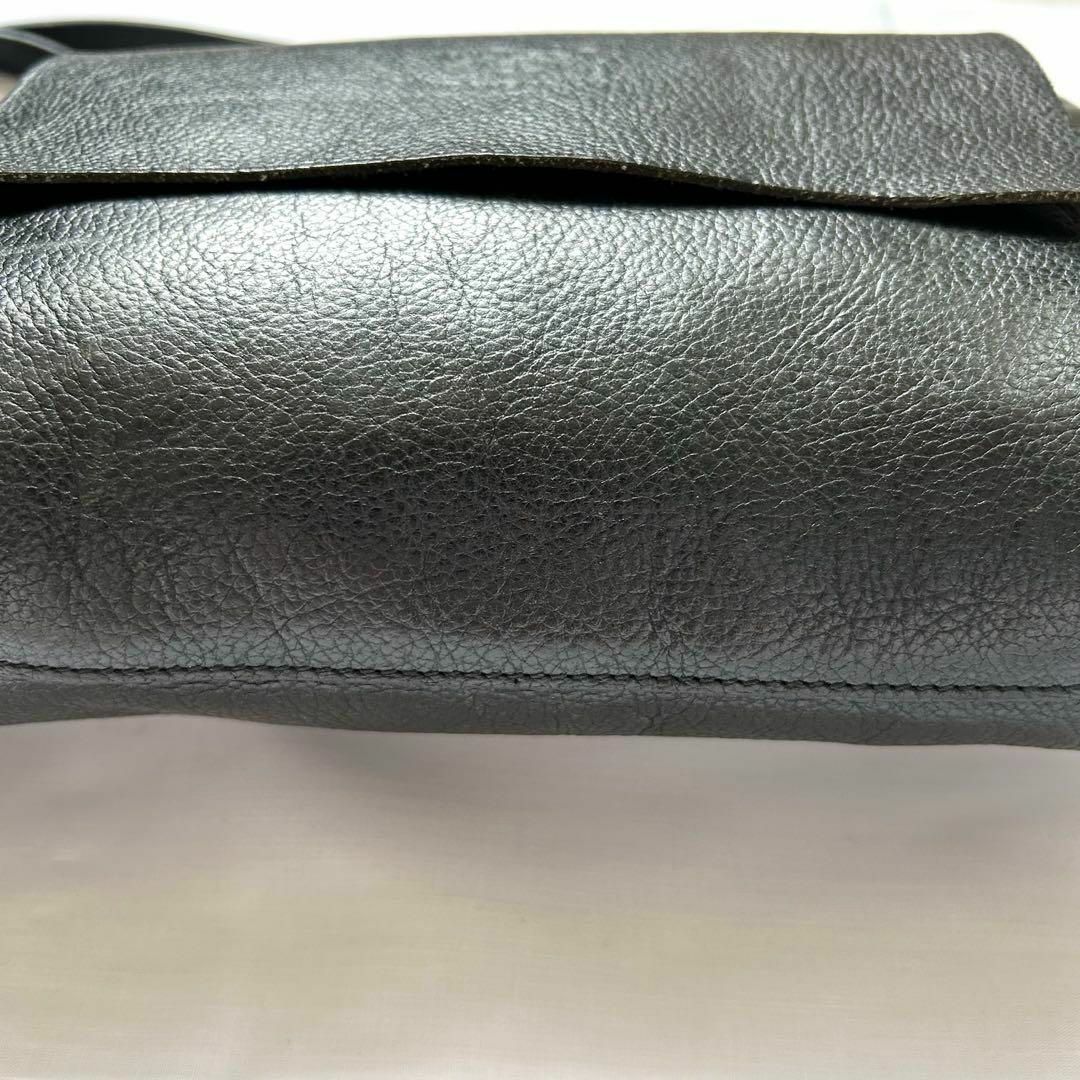 IL BISONTE(イルビゾンテ)の✨極美品✨入手困難　イルビゾンテ　ショルダーバッグ　レザー　ブラック　筒型 レディースのバッグ(ショルダーバッグ)の商品写真