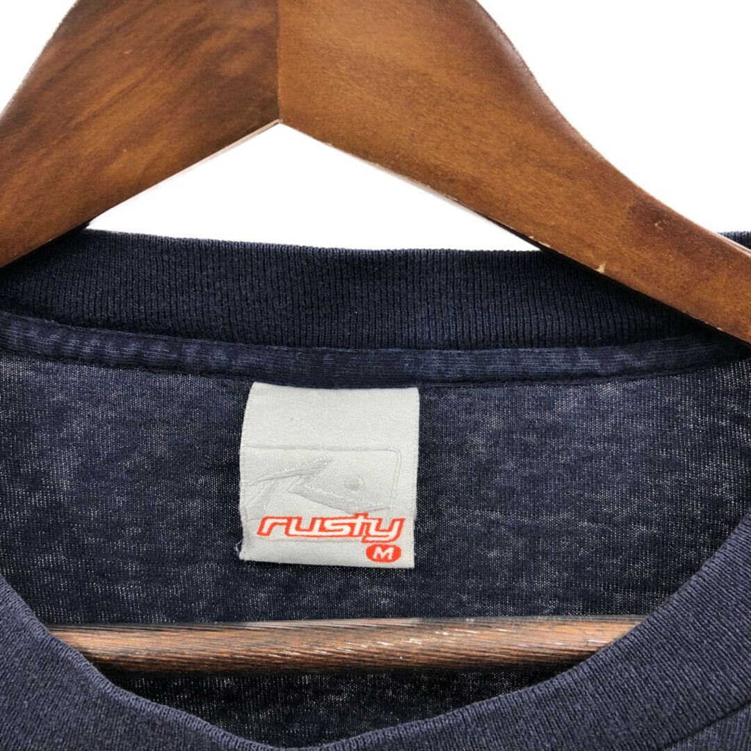 RUSTY(ラスティ)のUSA製 RUSTY ラスティ 長袖Ｔシャツ 袖プリント ロゴ ネイビー (メンズ M) 中古 古着 Q6147 メンズのトップス(Tシャツ/カットソー(七分/長袖))の商品写真