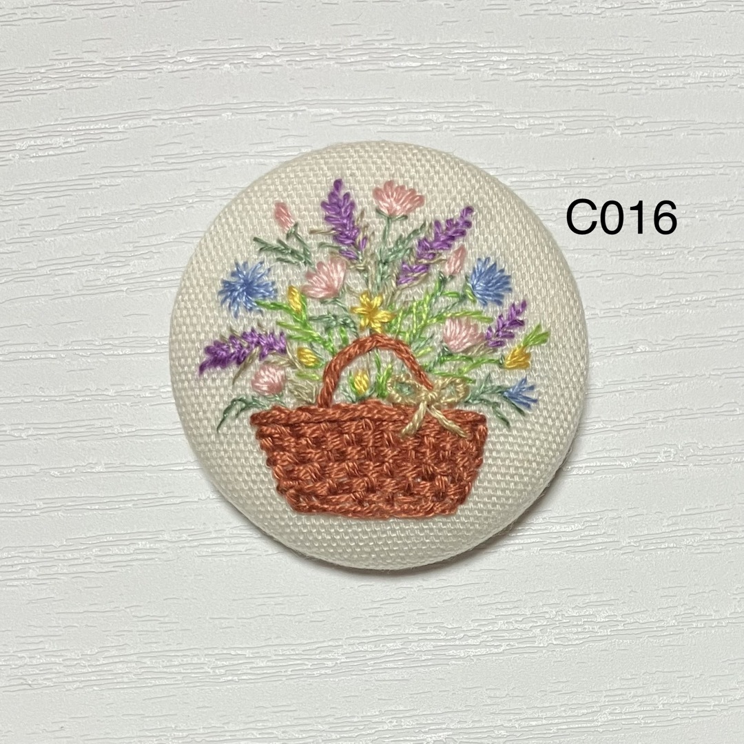 【C016】花かご刺繍ブローチ(ヘアゴム) ハンドメイド  北欧 レディースのアクセサリー(ブローチ/コサージュ)の商品写真