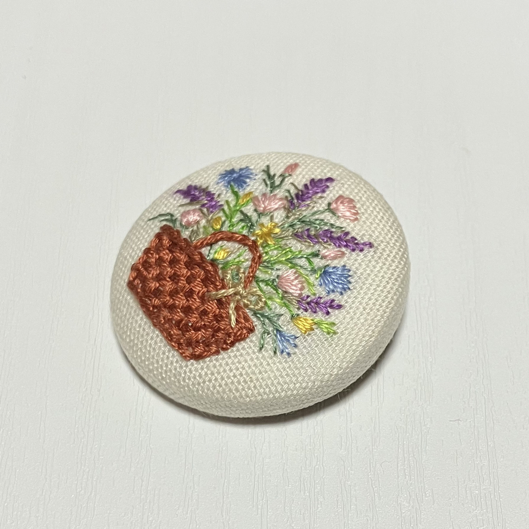 【C016】花かご刺繍ブローチ(ヘアゴム) ハンドメイド  北欧 レディースのアクセサリー(ブローチ/コサージュ)の商品写真