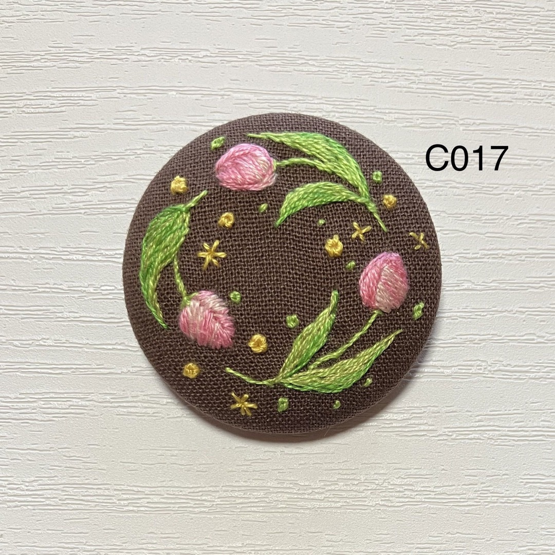 【C017】チューリップ刺繍ブローチ(ヘアゴム) ハンドメイド  花柄 北欧 レディースのアクセサリー(ブローチ/コサージュ)の商品写真