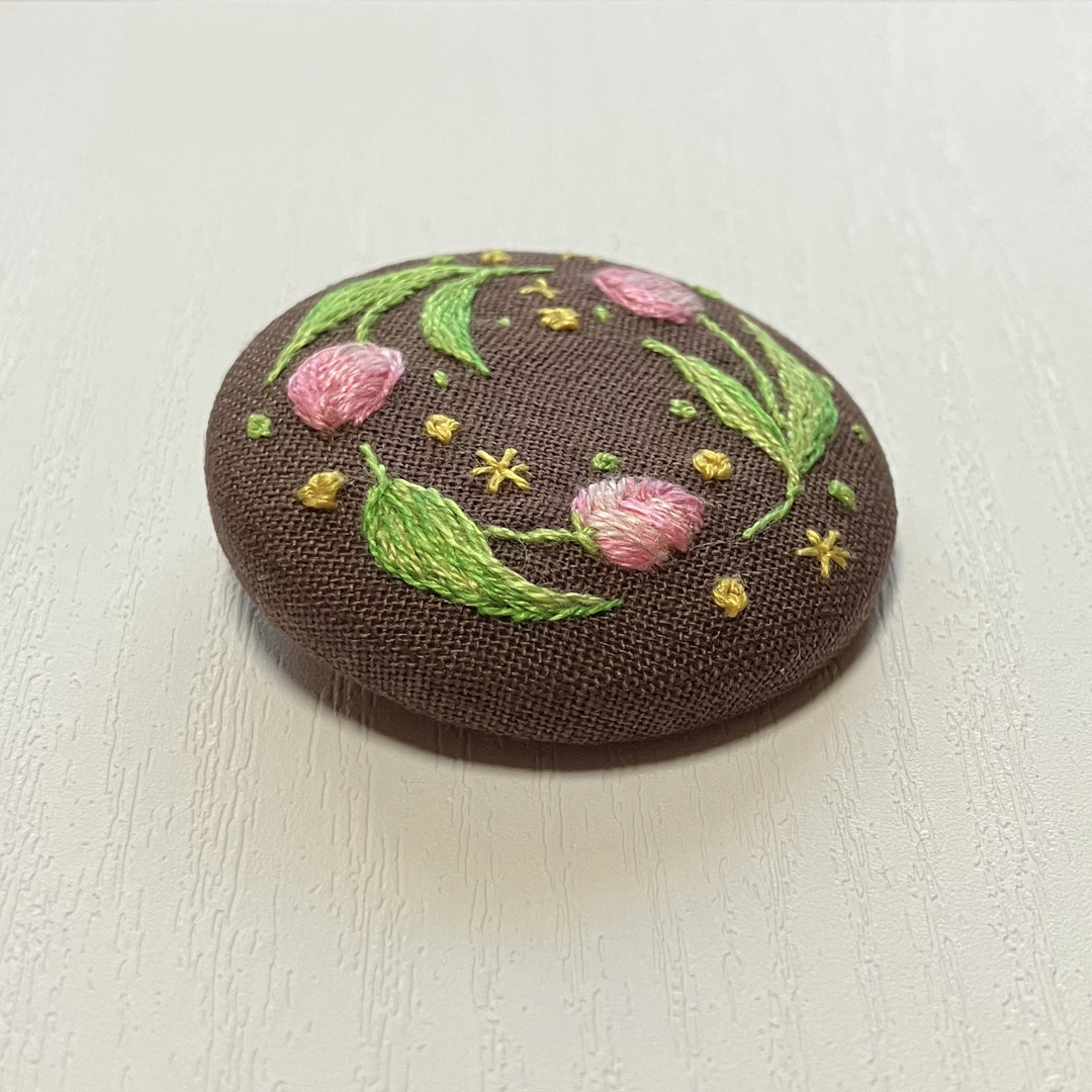 【C017】チューリップ刺繍ブローチ(ヘアゴム) ハンドメイド  花柄 北欧 レディースのアクセサリー(ブローチ/コサージュ)の商品写真