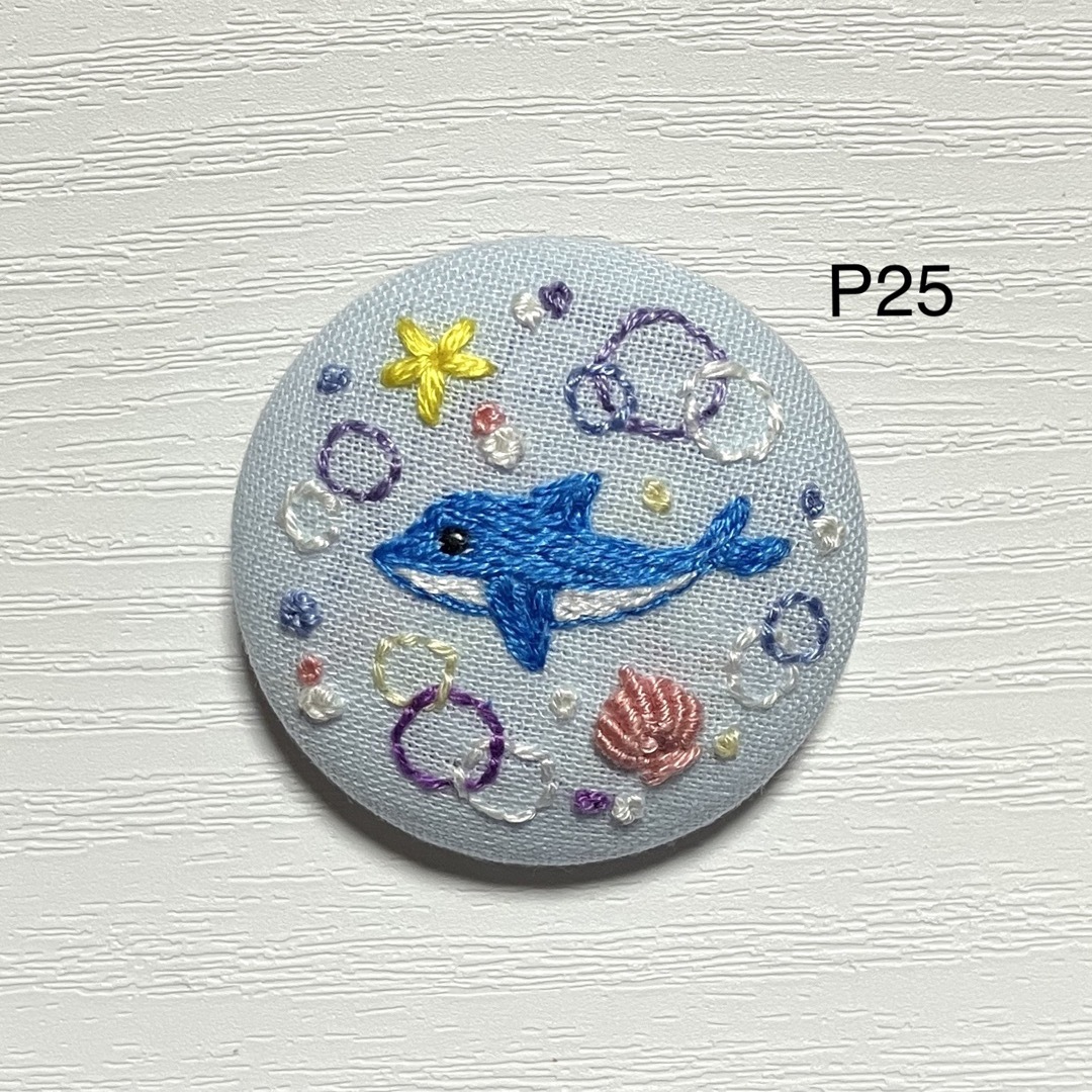 【P25】イルカ刺繍ブローチ くるみボタン ハンドメイド 夏 海 レディースのアクセサリー(ブローチ/コサージュ)の商品写真