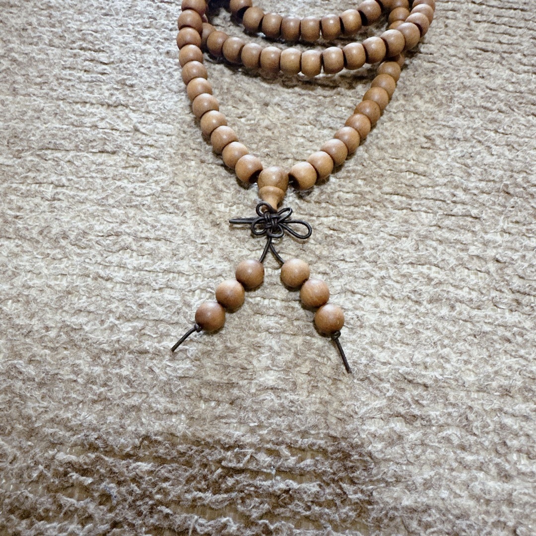天然木 老山檀木の仏珠　数珠 ブレスレット8mm*108粒 レディースのアクセサリー(ブレスレット/バングル)の商品写真