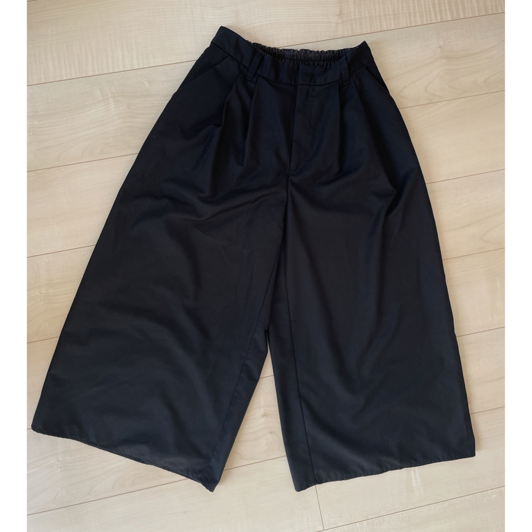 GU タックワイドパンツ　Mサイズ　ブラック　黒 レディースのパンツ(ハーフパンツ)の商品写真