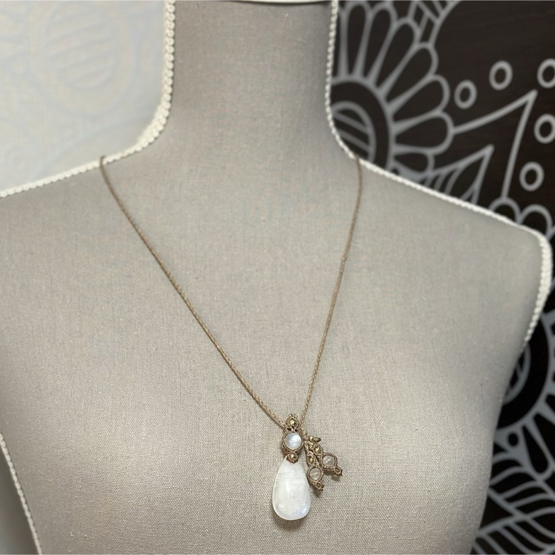 『聖精』ブルームーンストーンのマクラメペンダント ハンドメイドのアクセサリー(ネックレス)の商品写真