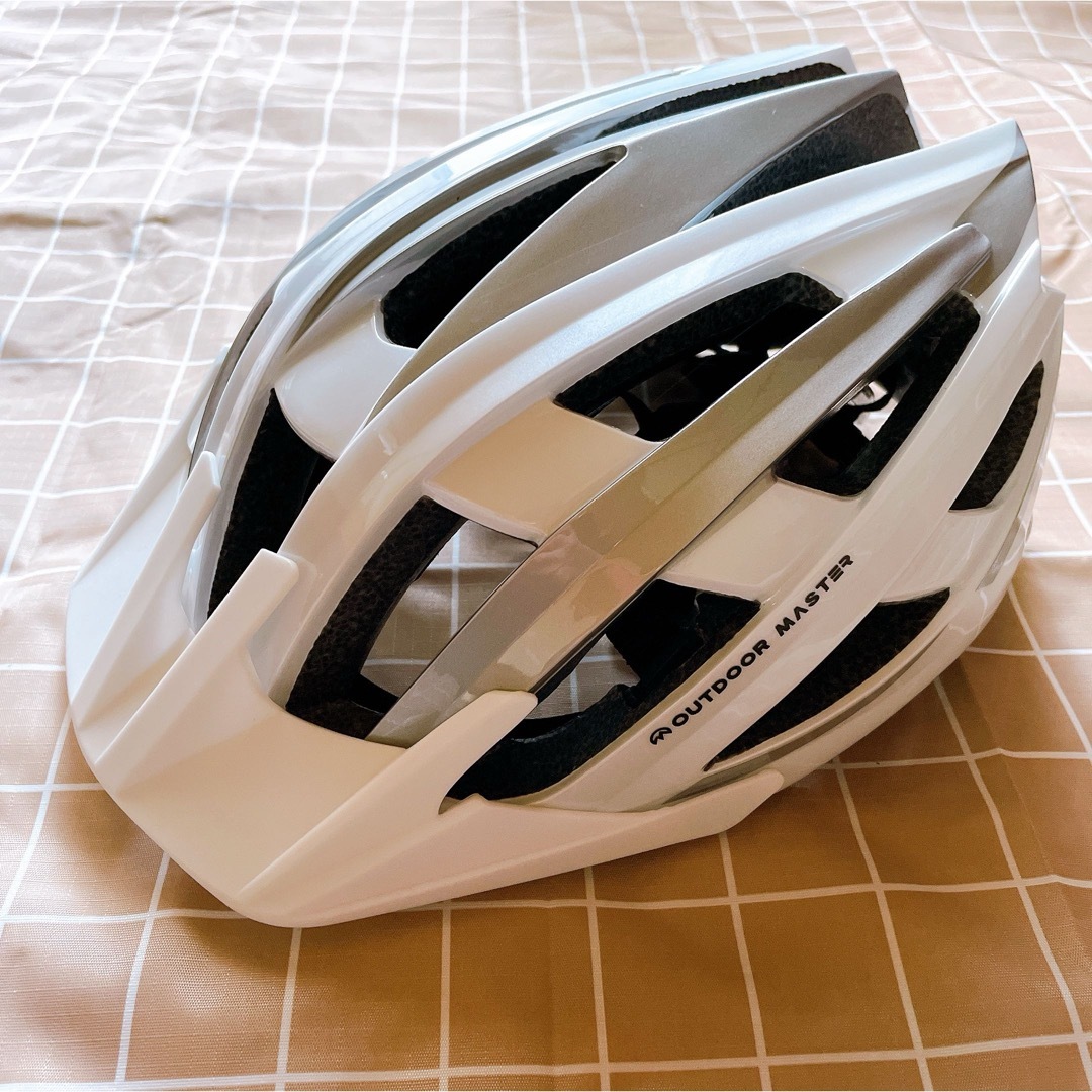 OUTDOORMASTER 自転車ヘルメット ロードバイク　バイザー　ライト付き 自動車/バイクのバイク(ヘルメット/シールド)の商品写真