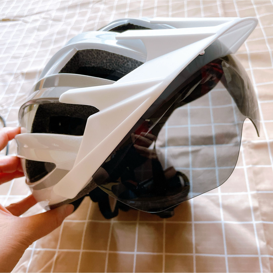OUTDOORMASTER 自転車ヘルメット ロードバイク　バイザー　ライト付き 自動車/バイクのバイク(ヘルメット/シールド)の商品写真
