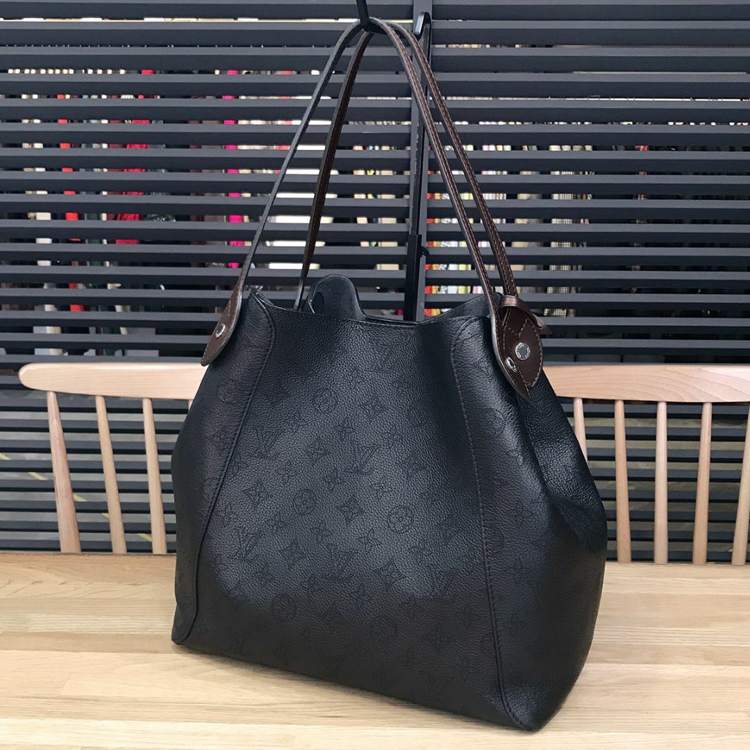 LOUIS VUITTON(ルイヴィトン)の美品 ルイヴィトン マヒナ トートバッグ ヒナMM ノワール ブラック 黒 レディースのバッグ(トートバッグ)の商品写真