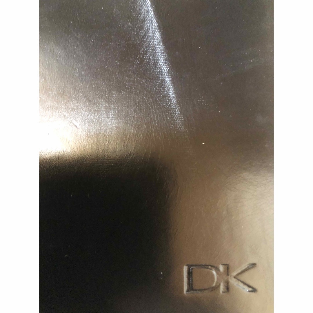 DKNY(ダナキャランニューヨーク)の新品未使用　ダナキャラン手帳　合皮革張り　きずあります。 インテリア/住まい/日用品の文房具(その他)の商品写真