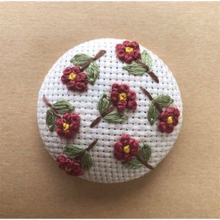 刺繍ブローチ　花柄㉒【アイボリー×赤】(コサージュ/ブローチ)