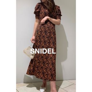 スナイデル(SNIDEL)のSNIDEL  スナイデル バリエーションプリント ロングワンピース　花柄(ロングワンピース/マキシワンピース)