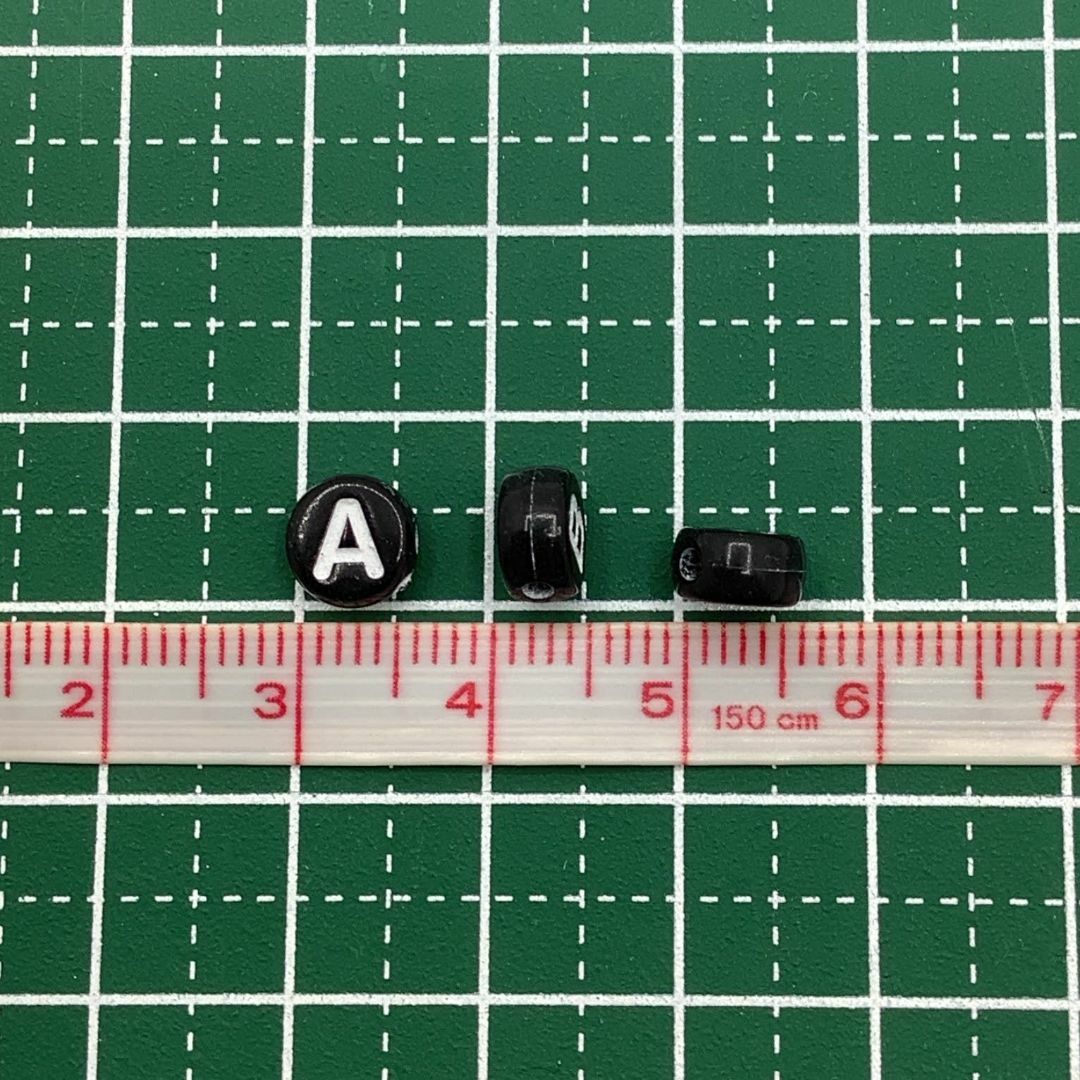【R2526】アルファベットビーズ　ブラック　丸型　ランダム　200個 ハンドメイドの素材/材料(各種パーツ)の商品写真