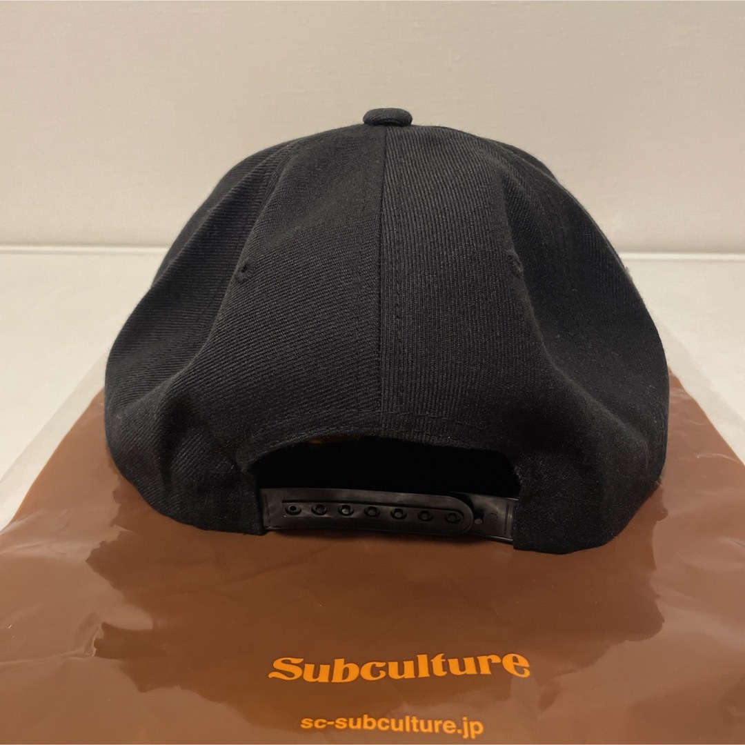 SUBCULTURE SNAPBACKCAP / BLACK×RED メンズの帽子(キャップ)の商品写真