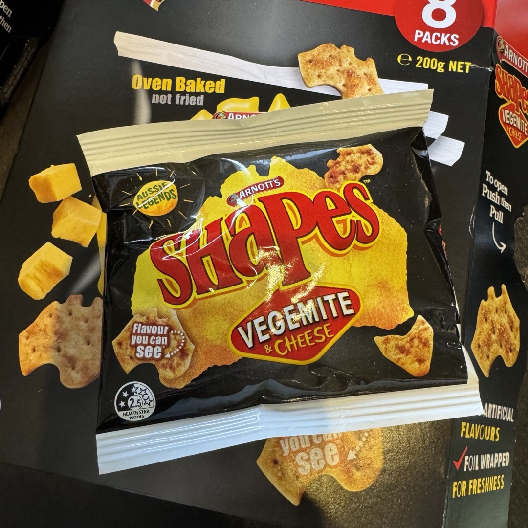 【オーストラリア限定】ARNOTTS Shapes 食品/飲料/酒の食品(菓子/デザート)の商品写真