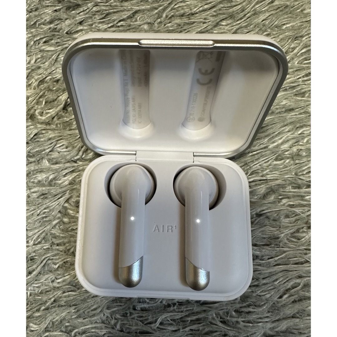 HAPPY PLUGS(stockholm)WHITE スマホ/家電/カメラのオーディオ機器(ヘッドフォン/イヤフォン)の商品写真