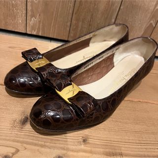 サルヴァトーレフェラガモ(Salvatore Ferragamo)のサルバトーレフェラガモ　型押しレザー パンプス ヴァラ　サイズ7C　 ブラウン(ハイヒール/パンプス)