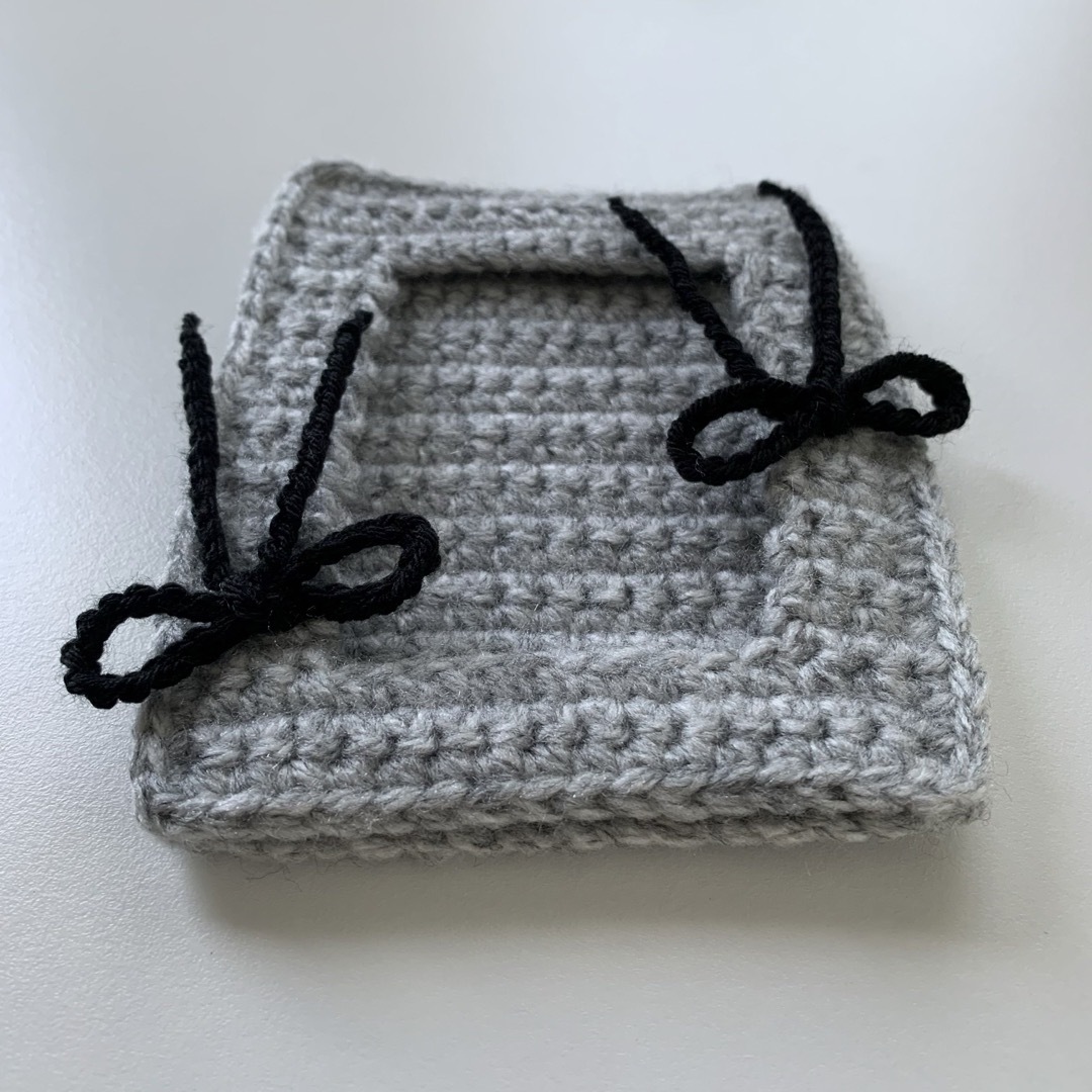トレカケース ミックスグレー×ブラック リボン 編み物 ハンドメイドの生活雑貨(雑貨)の商品写真