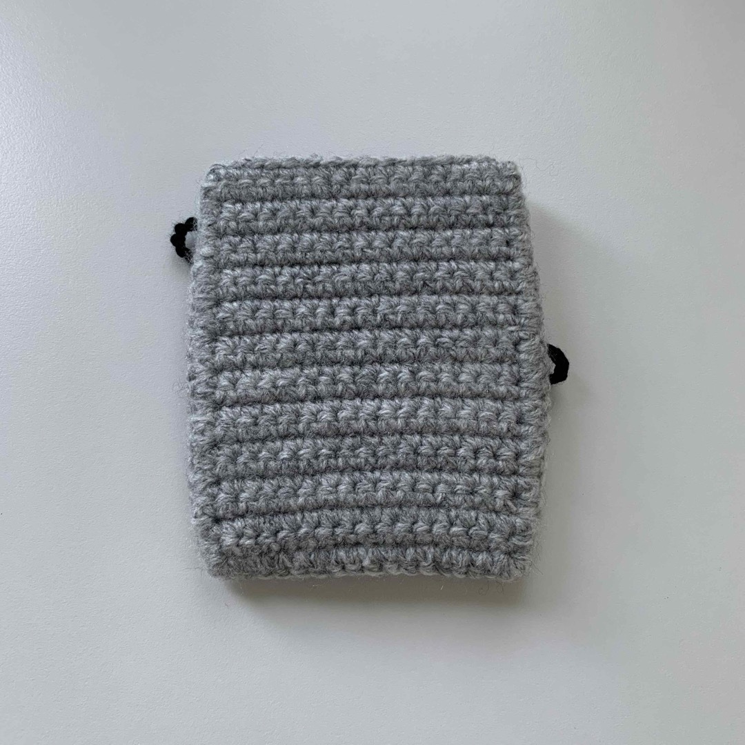 トレカケース ミックスグレー×ブラック リボン 編み物 ハンドメイドの生活雑貨(雑貨)の商品写真