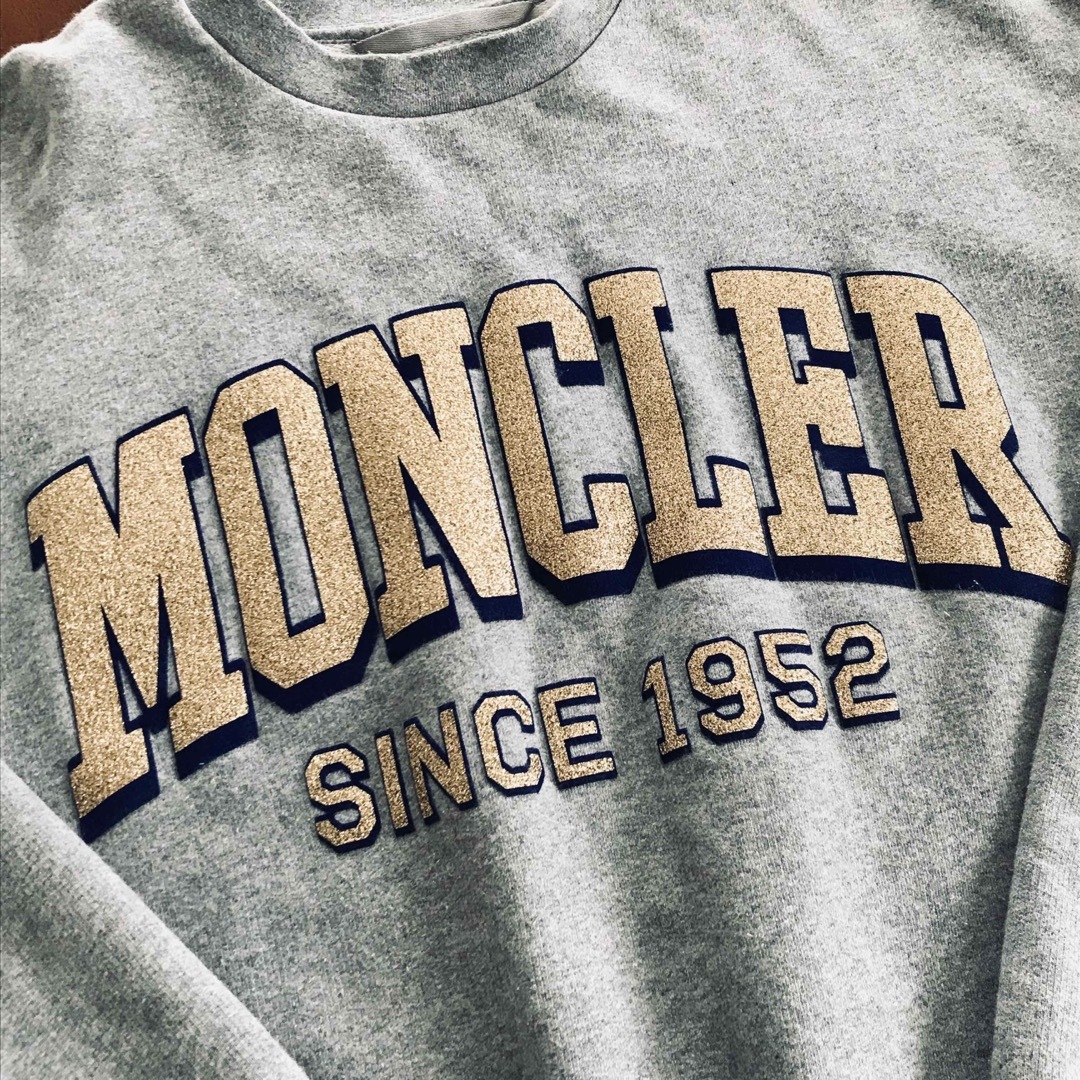 MONCLER(モンクレール)のモンクレール  23SS ゴールドラメ BIG　ロゴ スウェット トレーナー メンズのトップス(スウェット)の商品写真