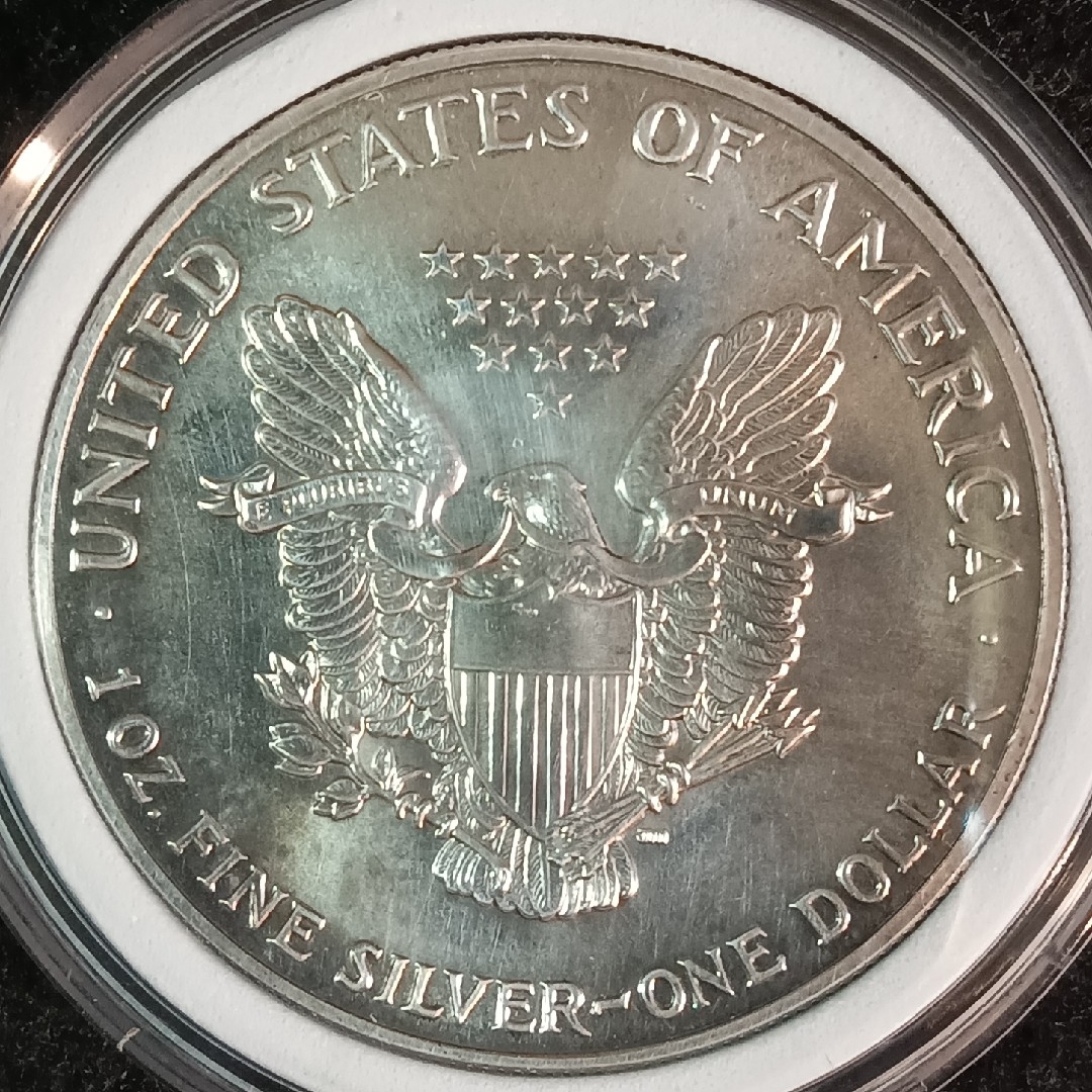 銀貨　アメリカイーグル１オンス銀貨　1990年コインカプセル入り。綺麗な銀貨１枚 エンタメ/ホビーの美術品/アンティーク(金属工芸)の商品写真