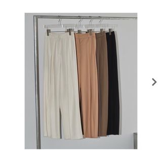 トゥデイフル(TODAYFUL)のTODAYFUL  Tuck Twill Trousers エクリュ　38(その他)