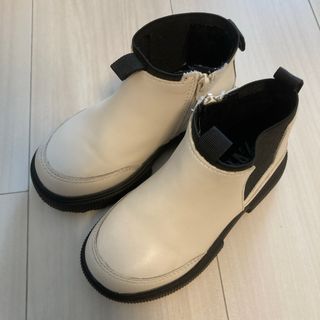 ザラキッズ(ZARA KIDS)のZARA KIDS キッズホワイトブーツ（美品）(ブーツ)