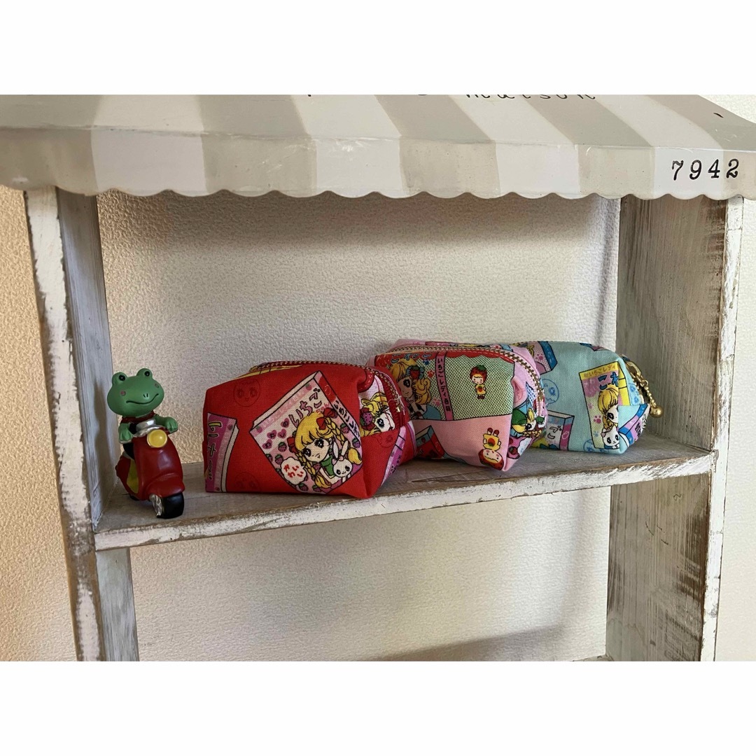 昭和レトロ　女の子&いちご　小さなポーチ　ハンドメイド  水色 レディースのファッション小物(ポーチ)の商品写真