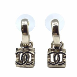 シャネル(CHANEL)のCHANEL　シャネル　スクエアピアス　CCロゴ　AB9567　A22K　ピアス　アクセサリー　メッキ　ココマーク　シャンパンゴールド　サイコロ　ダイス　耳飾り　レディース　(ピアス)