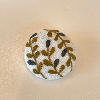 刺繍ブローチ