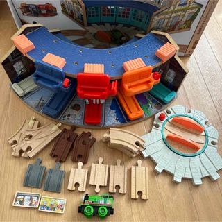 Fisher-Price - 木製レール　トーマス　パーシーとディドマス機関庫