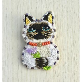 猫の刺繍ブローチハンドメイド(ブローチ/コサージュ)