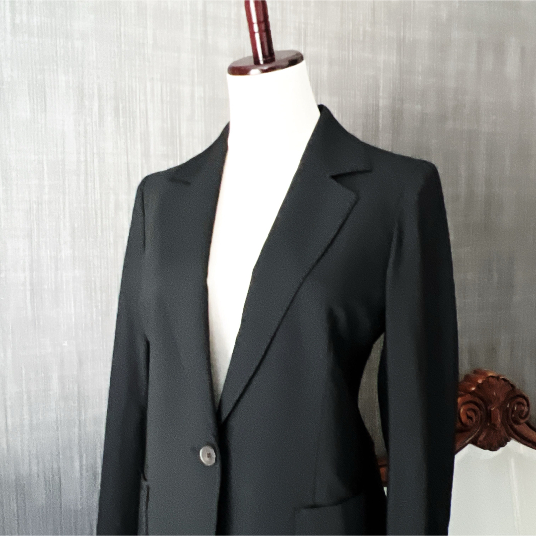 Salvatore Ferragamo(サルヴァトーレフェラガモ)の極美品　サルバトーレフェラガモ  スーツ　お刺繍　ドット　フレア　スカート レディースのフォーマル/ドレス(スーツ)の商品写真
