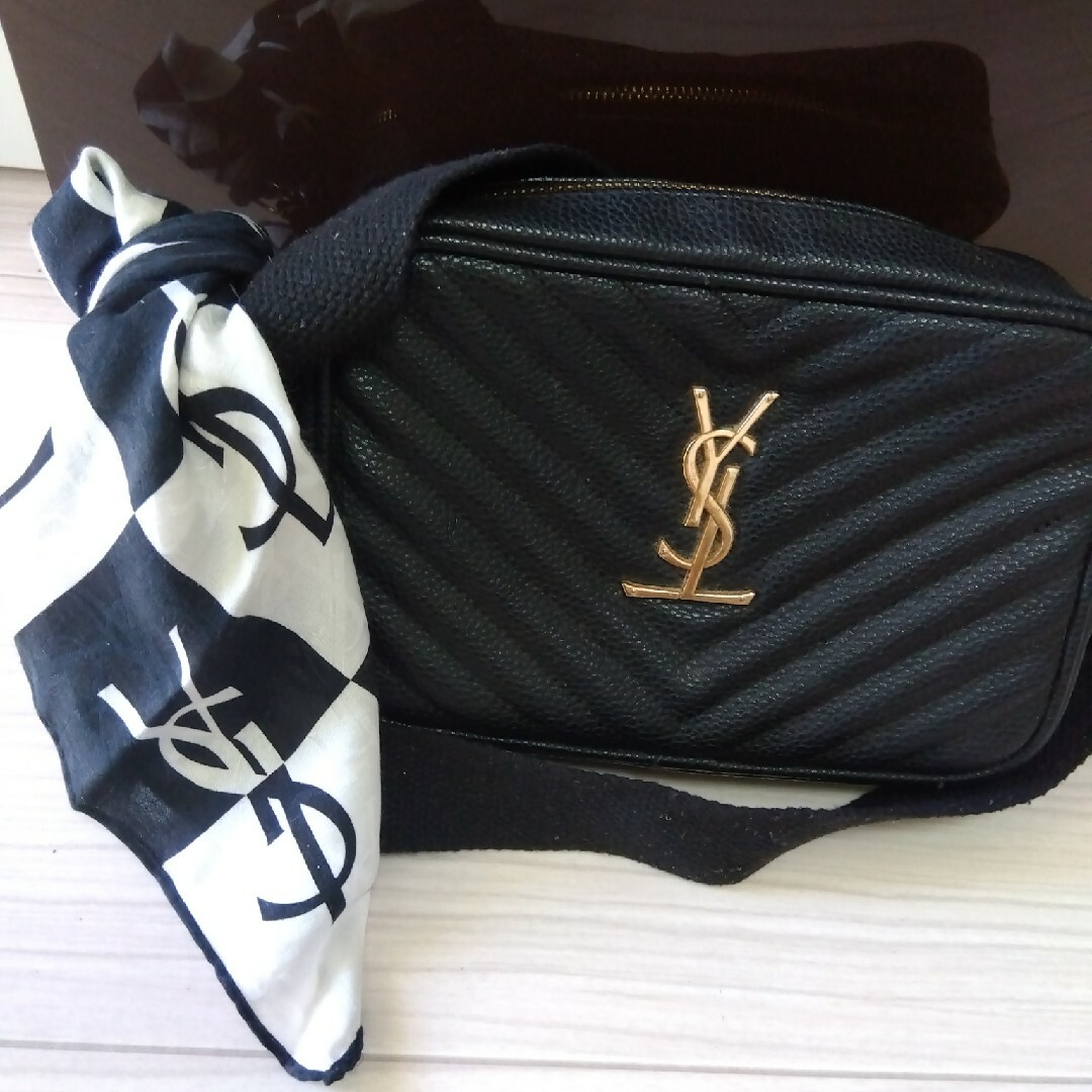 Yves Saint Laurent(イヴサンローラン)のイブ・サン・ローランかわいいスカーフ レディースのファッション小物(バンダナ/スカーフ)の商品写真