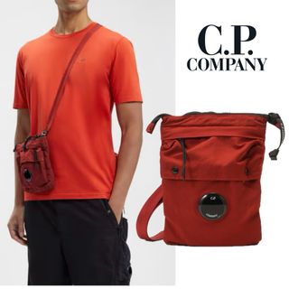 シーピーカンパニー(C.P. Company)の新品 定価2.7万円 C.P.COMPANY  ナイロン ショルダーバッグ 赤(ボディーバッグ)