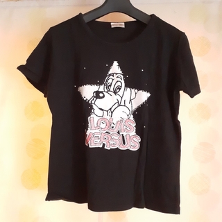 LOUIS VERSUS トップス シャツ 犬 プリント 黒 ルイバーサス(Tシャツ(半袖/袖なし))