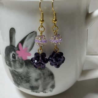 華奢 キラキラパープルビーズボールピアス(ピアス)