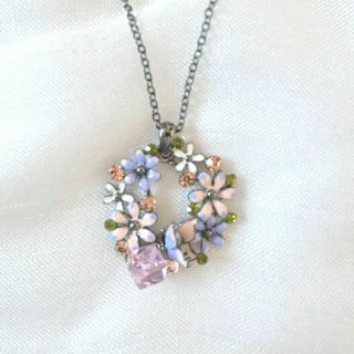 リース　蝶　バタフライ　ネックレス　ペンダント　花　キューブ　ストーン　レトロ(ネックレス)