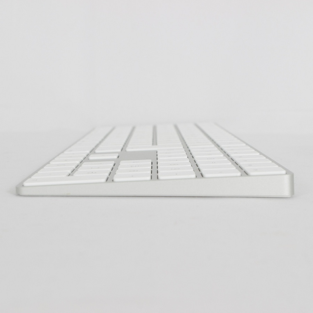 Apple(アップル)の【美品】Apple Magic Keyboard MQ052J/A シルバー テンキー付き JIS マジックキーボード アップル 本体 スマホ/家電/カメラのPC/タブレット(PC周辺機器)の商品写真