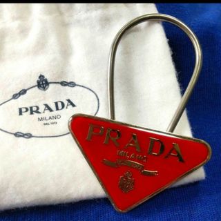 プラダ(PRADA)のPRADA　三角プレート(赤) キーホルダー(キーホルダー)