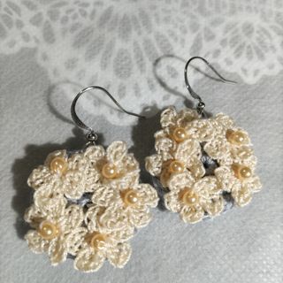 お花のピアス ベージュ(ピアス)