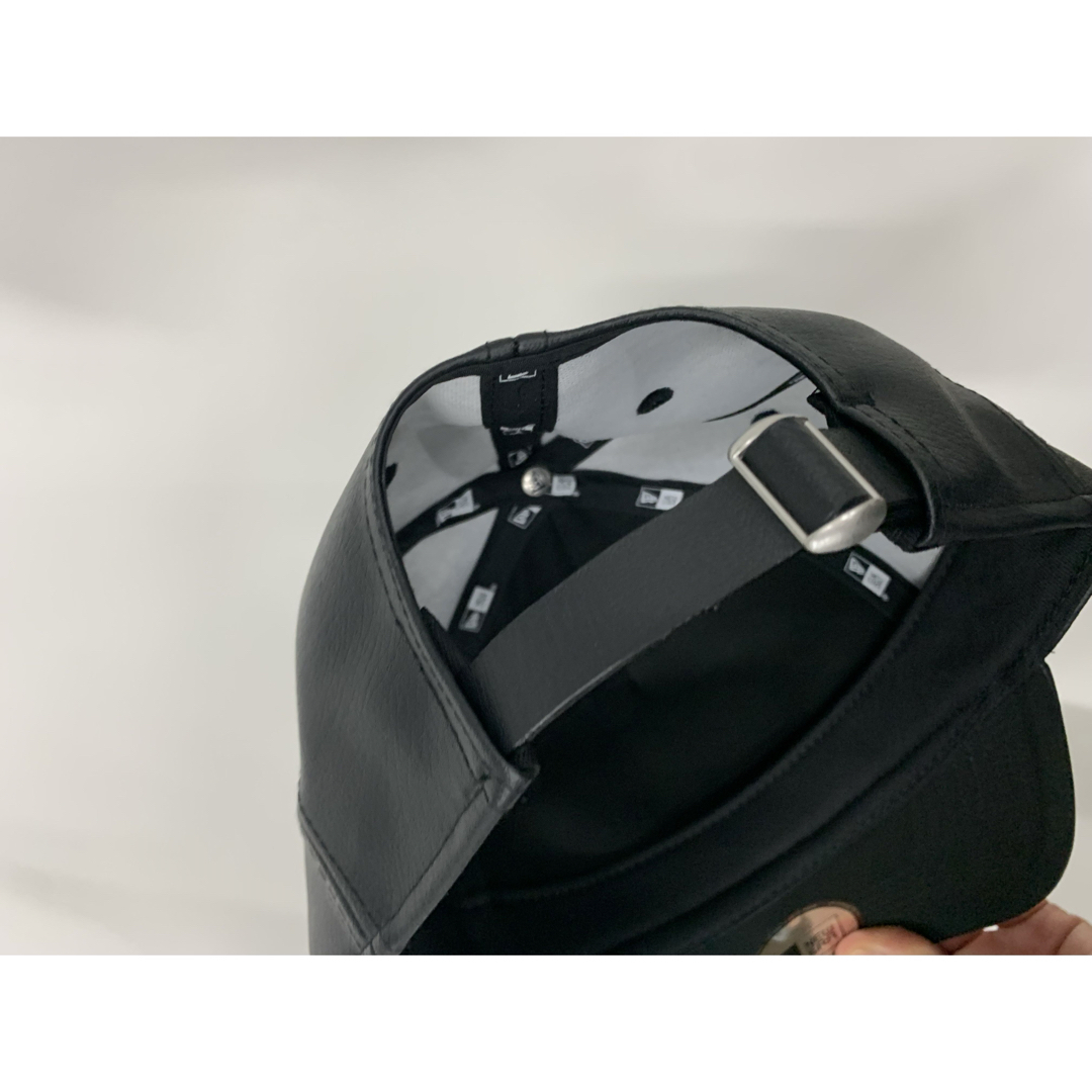NEW ERA(ニューエラー)のニューエラ  筆記体ロゴ　メタルロゴ　レザー調　9forty キャップ メンズの帽子(キャップ)の商品写真