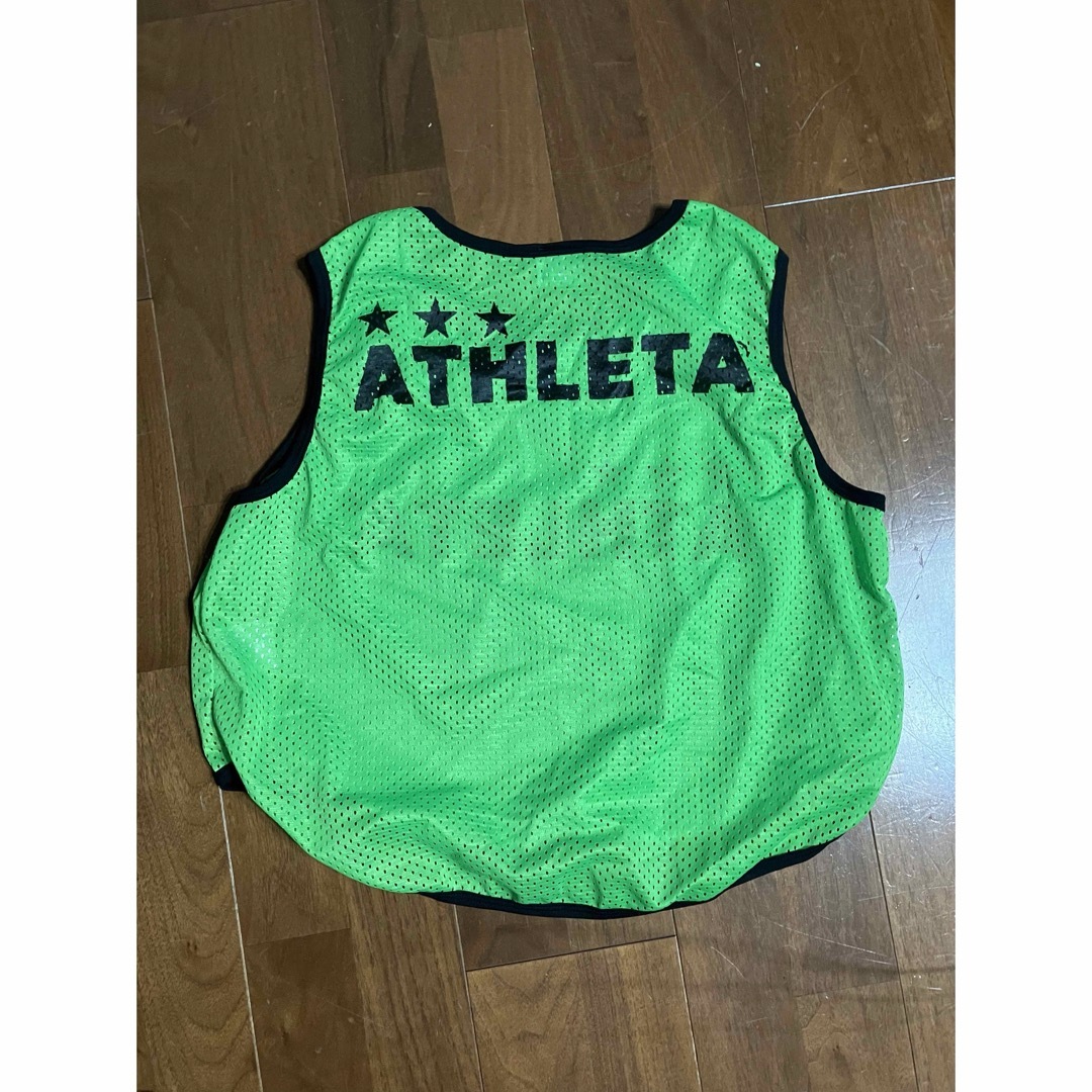 美品　アスレタ ビブス　子供用 ジュニア サッカー ATHLETA グリーン スポーツ/アウトドアのサッカー/フットサル(ウェア)の商品写真