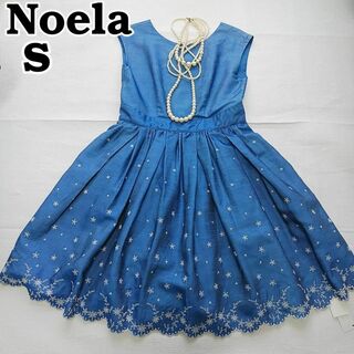 ノエラ(Noela)の未使用　ノエラ　ノースリーブワンピース　裾刺繍　テンセル　ダンガリー　インディゴ(ひざ丈ワンピース)